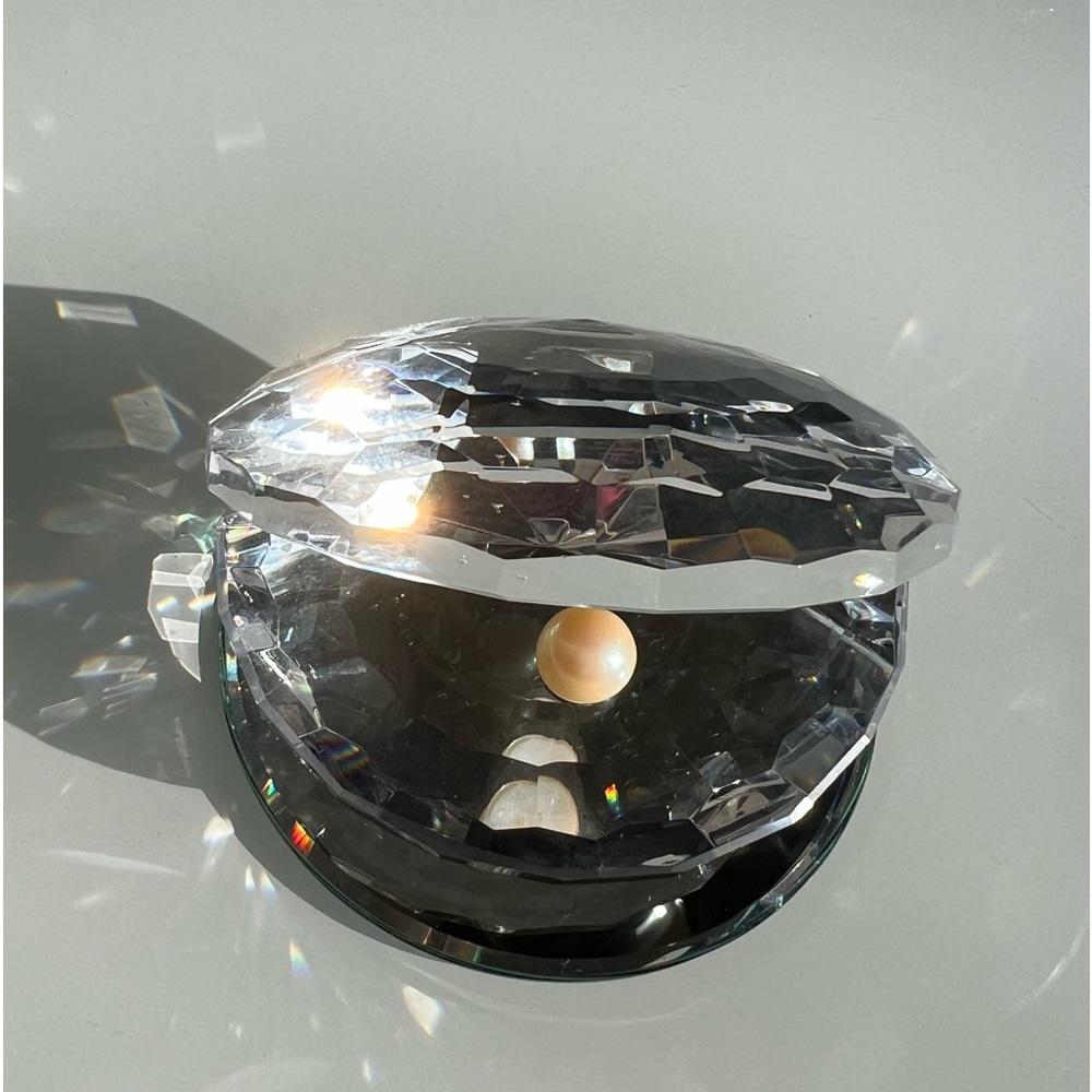 Crystal seashell figure with pearl/ mirror display
